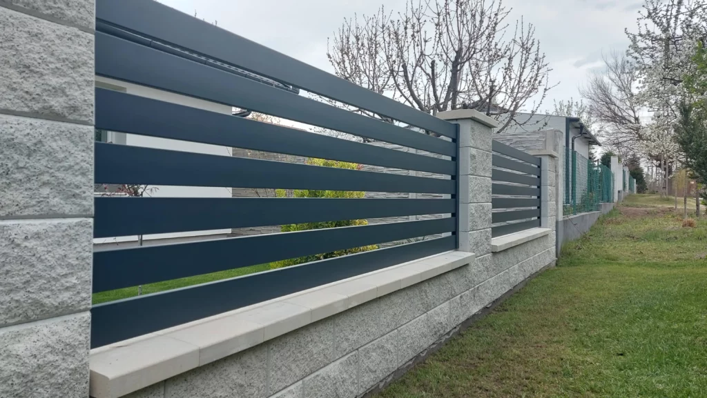 korker kerítés, gondozásmentes kerítés elemek, alumínium kerítés, alumínium kerítésléc, RAL7016 antracitszürke, gondozásmentes kerítések