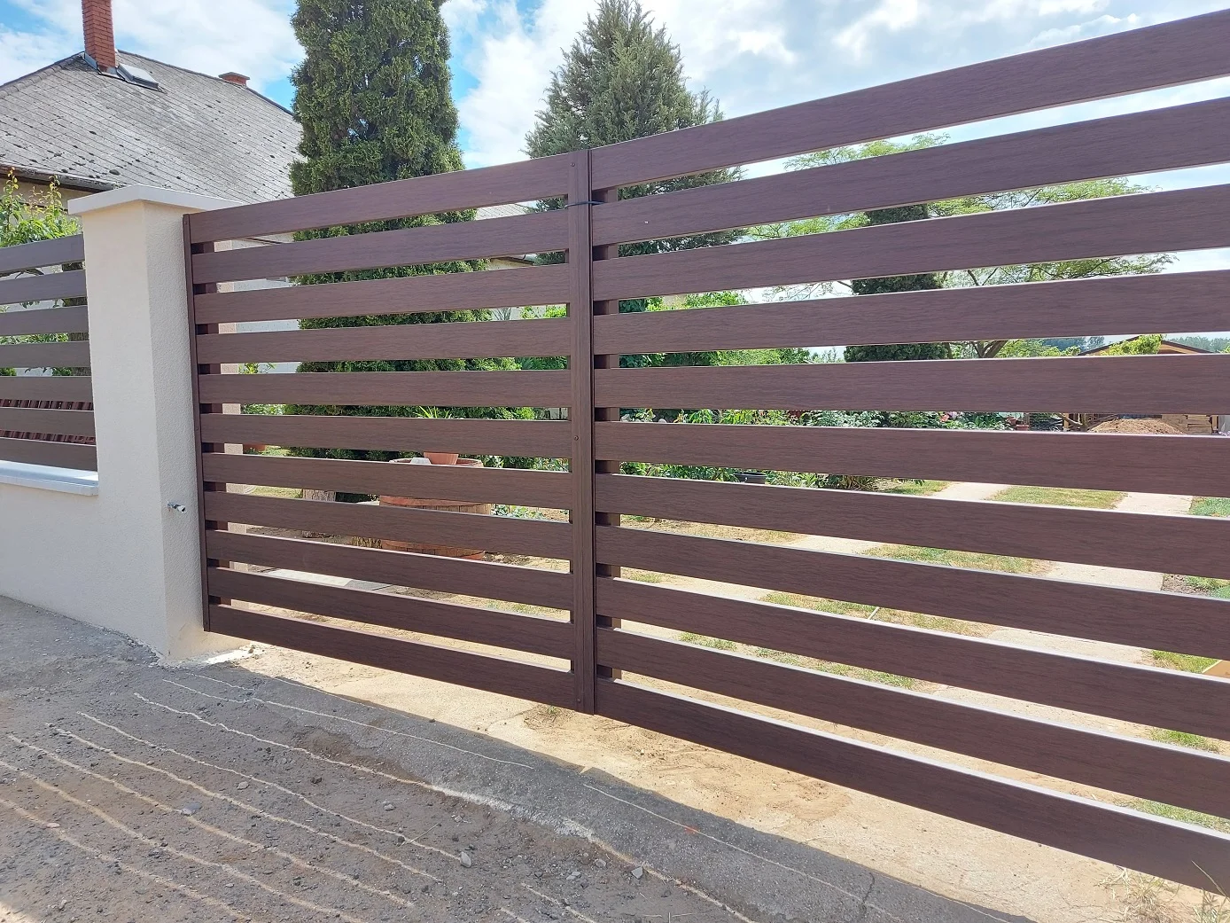 korker kerítés, gondozásmentes kerítés, alumínium kerítés, fa hatású alumínium kerítésléc dió famintás alumínium kerítés