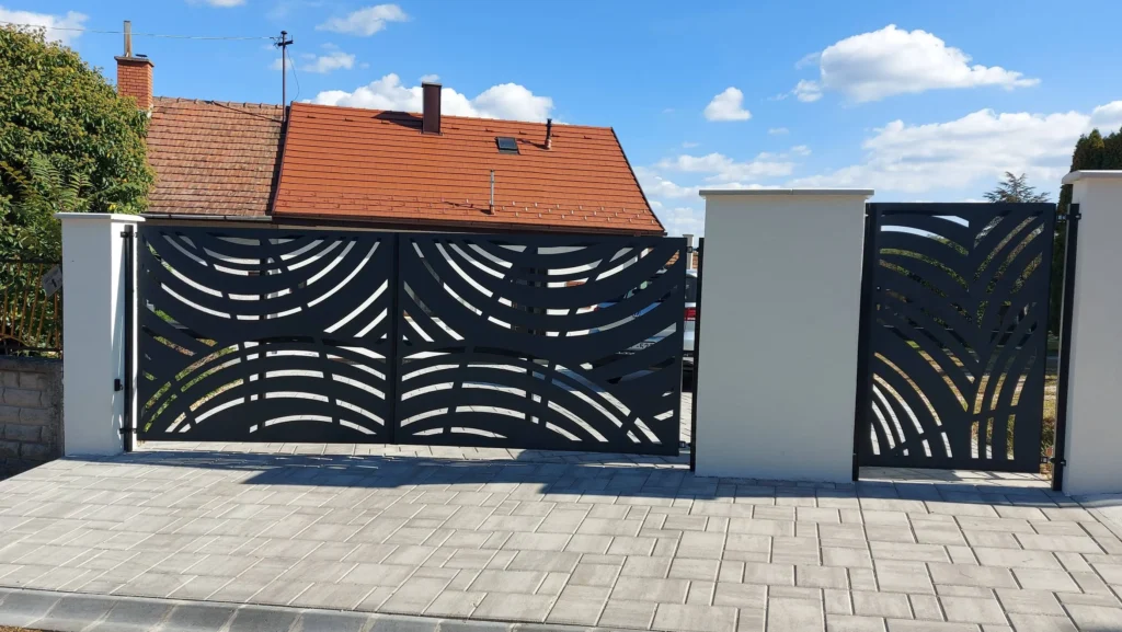 Lézervágott acél kiskapu és nagykapu panel absztrakt mintával