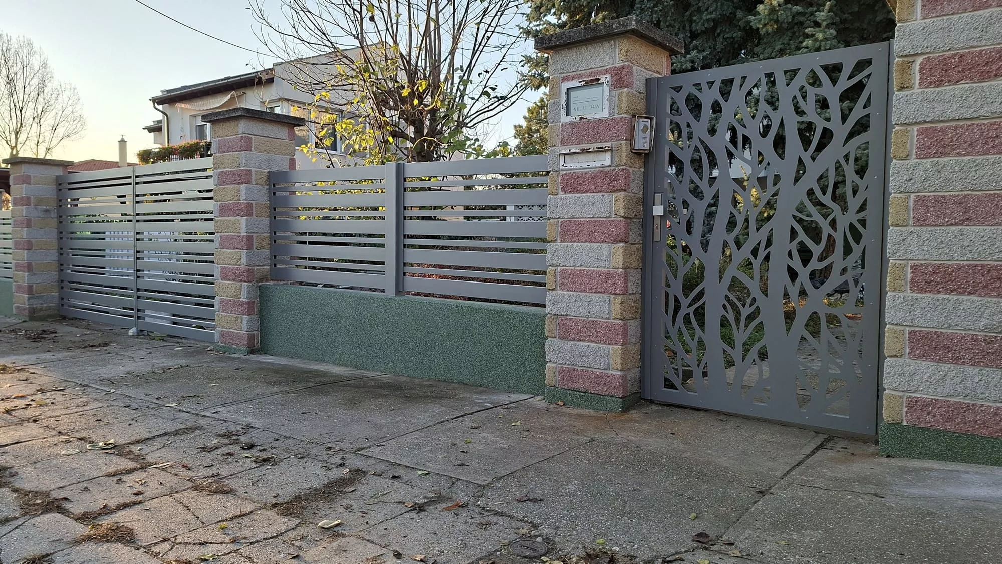 Alumínium lézervágott panel szürke színben