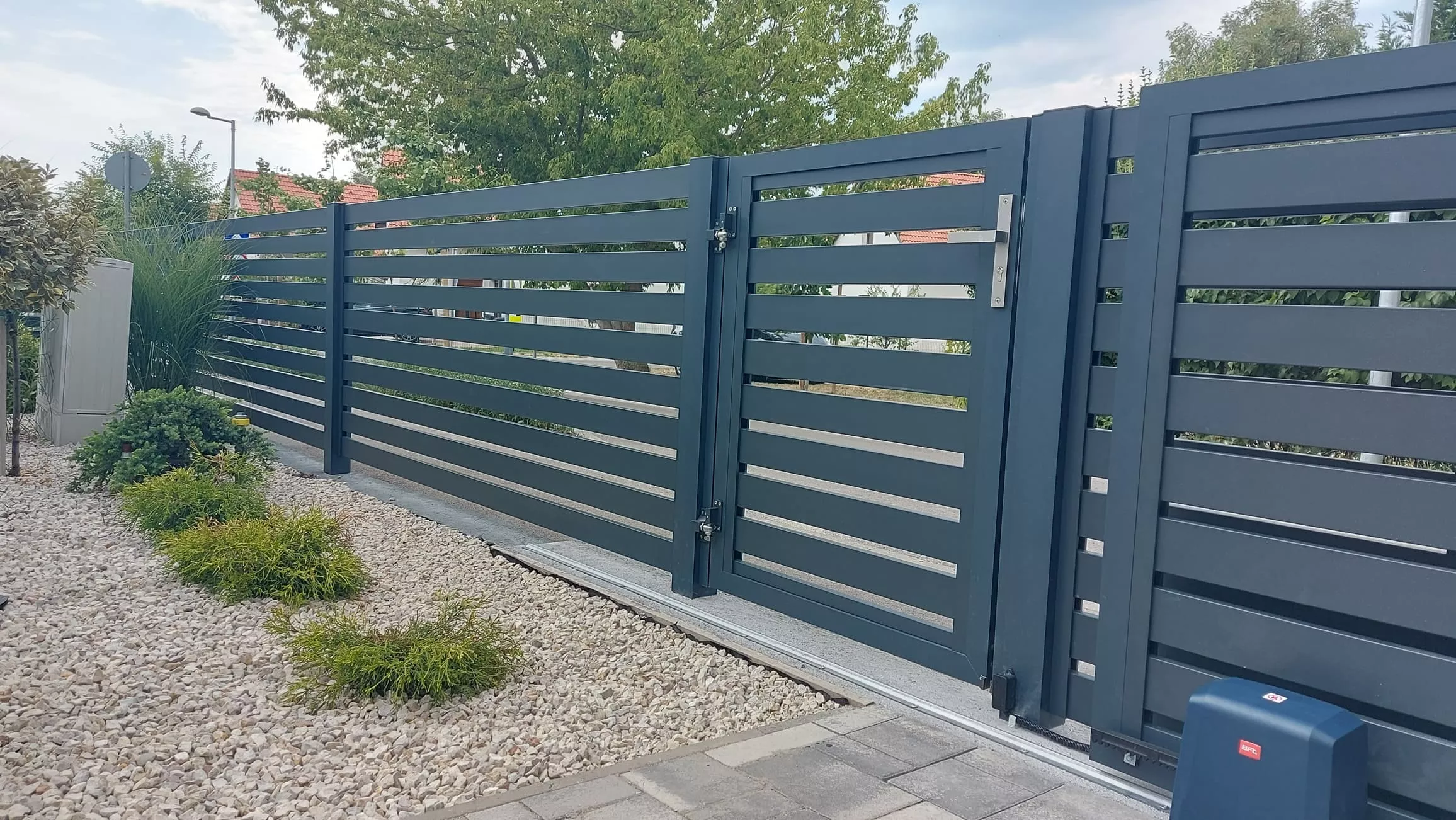 Antracitszürke alumínium kerítésrendszer