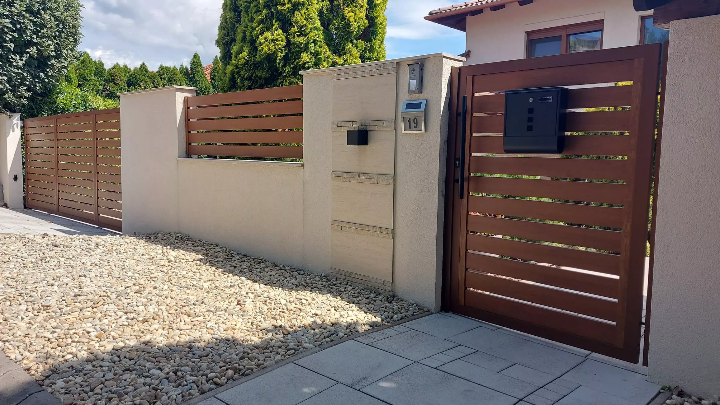 Aranytölgy fa hatású alumínium kerítés