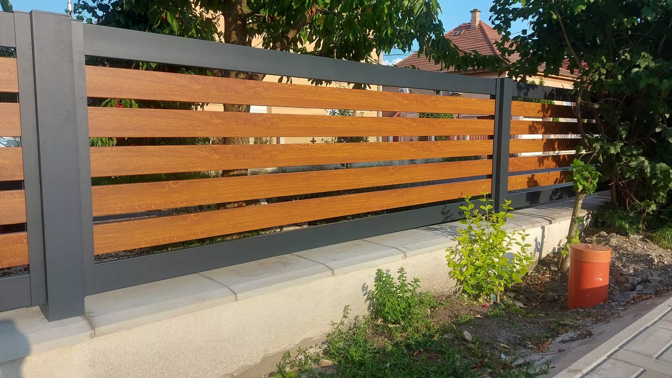 Aranytölgy mintás alumínium kerítés