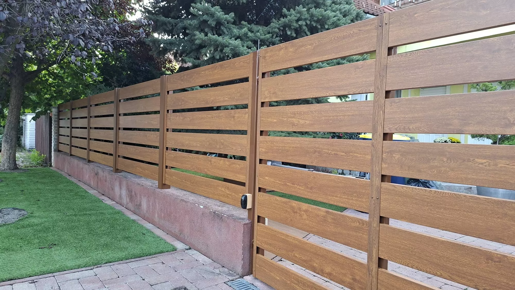 Famintás alumínium kerítés széles lécekkel