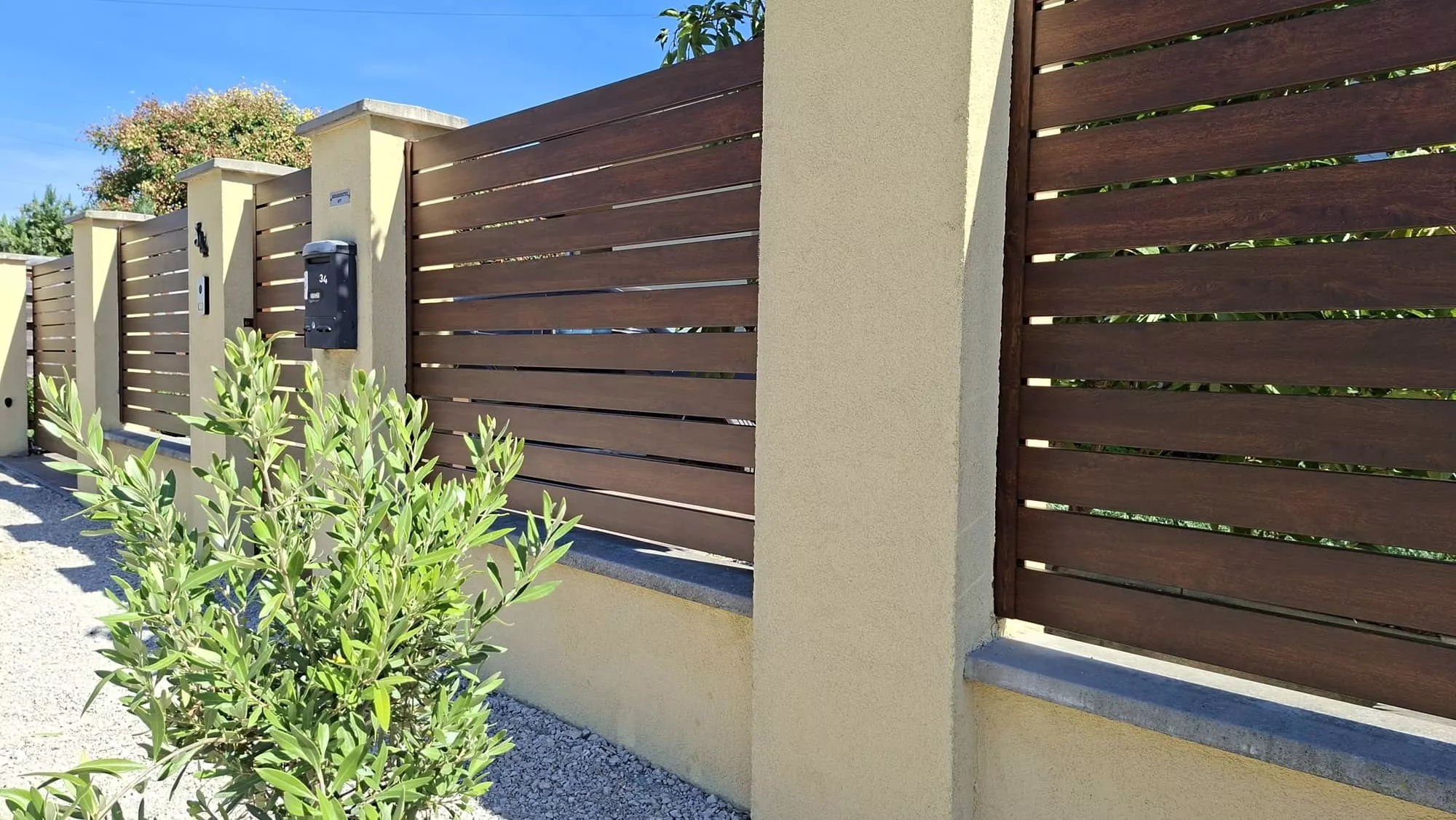 Kerítésfelújítás gondozásmentes alumínium kerítéslécek fa hatású tölgy