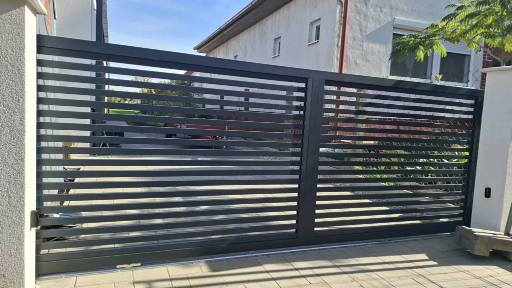 Keskeny léces alumínium kerítés, alu kerítés