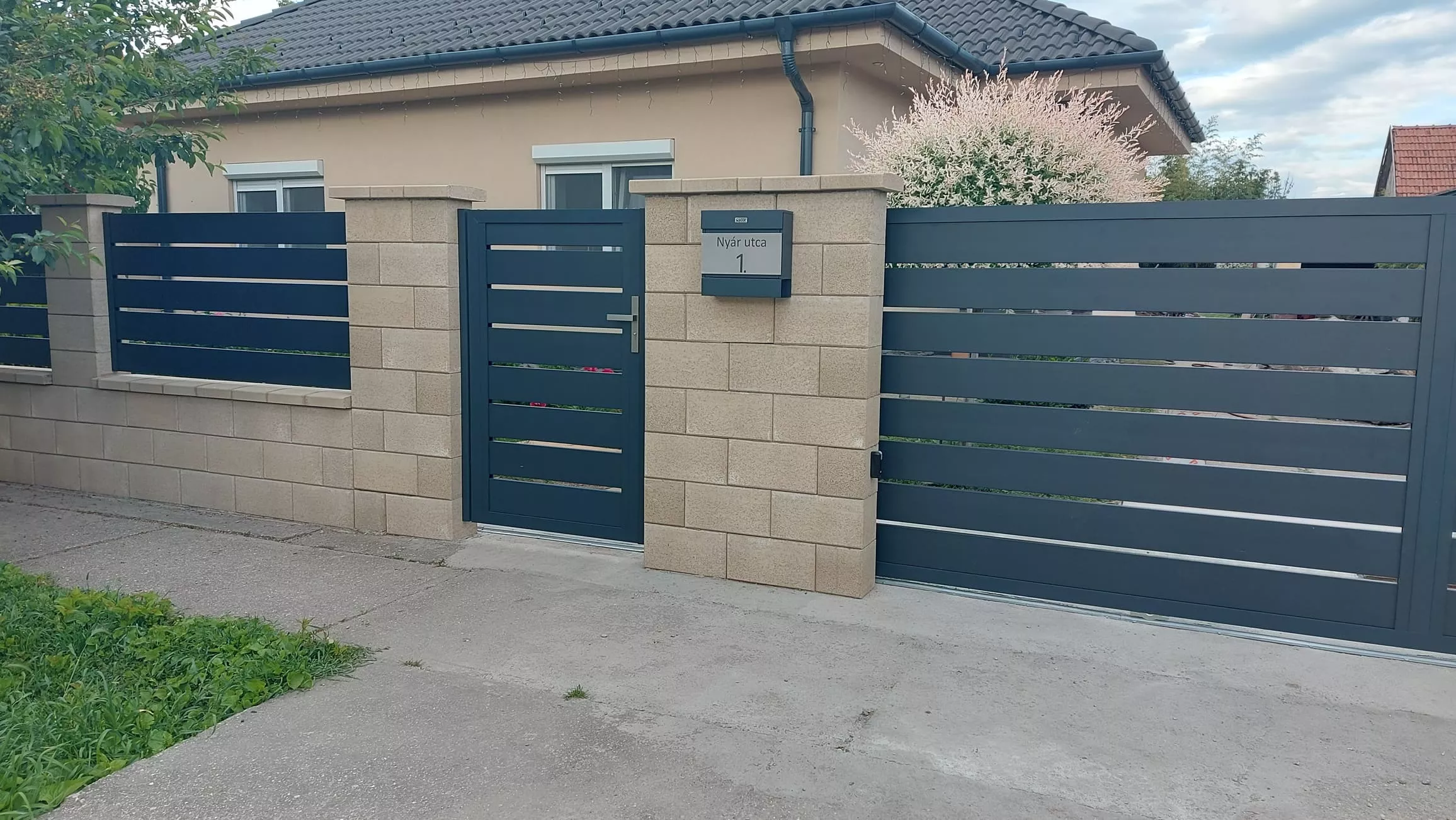 Széles alumínium kerítés antracit színben