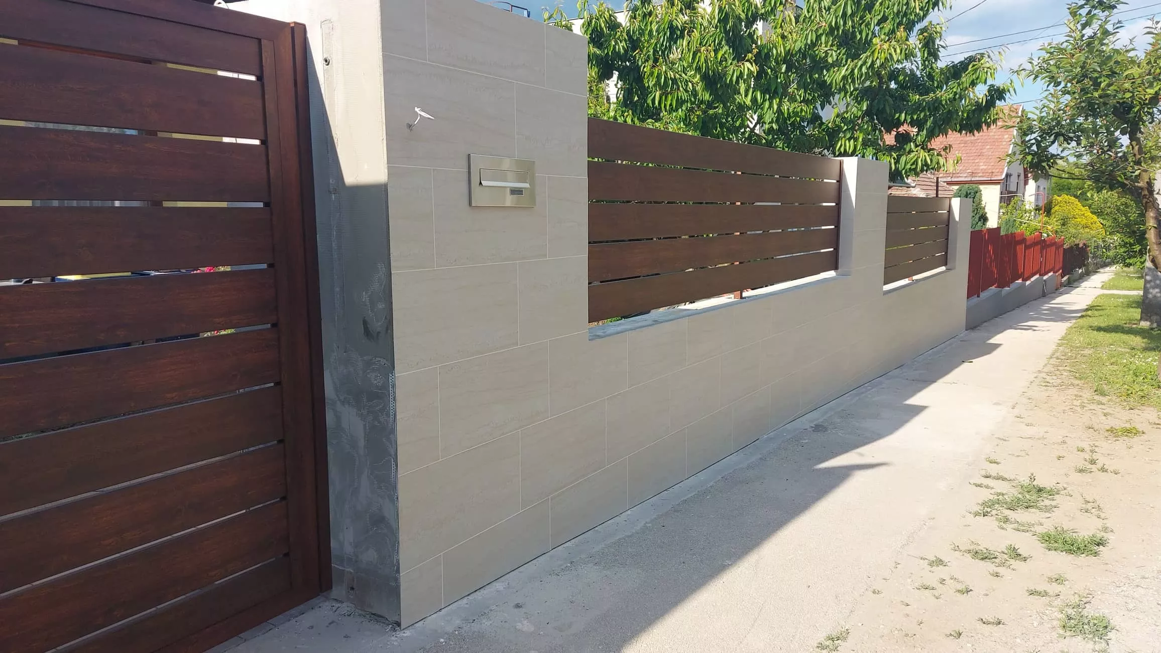 Széles alumínium kerítéslécek famintás tölgy