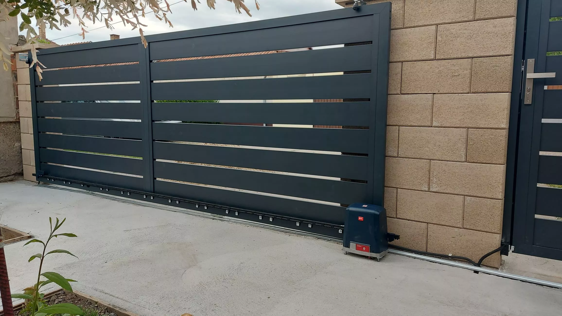 Széles alumínium kerítésléces tolókapu antracit színben