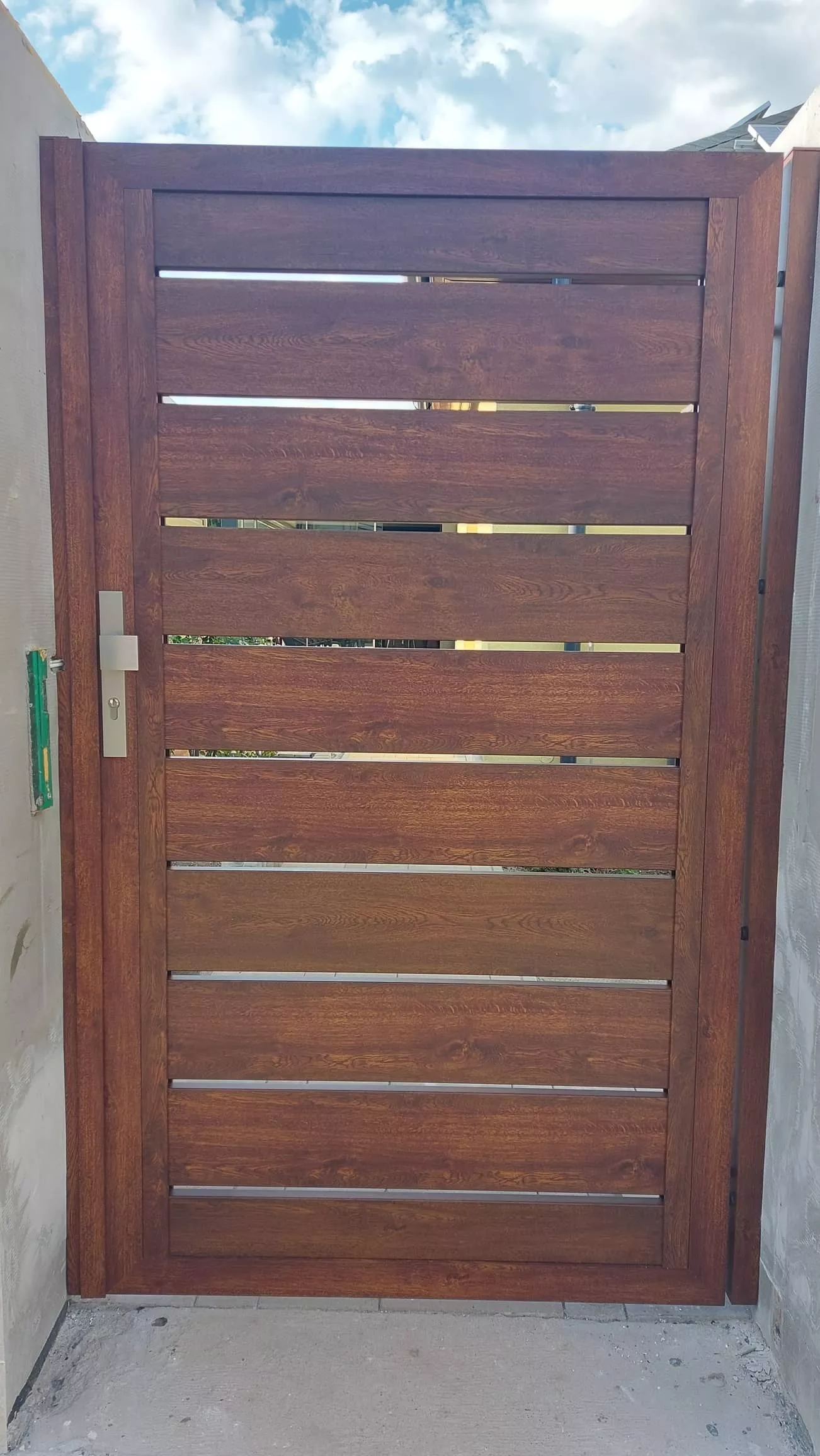 Széles gondozásmentes alumínium kerítéslécek fa hatású tölgy fa mintás kapukerettel