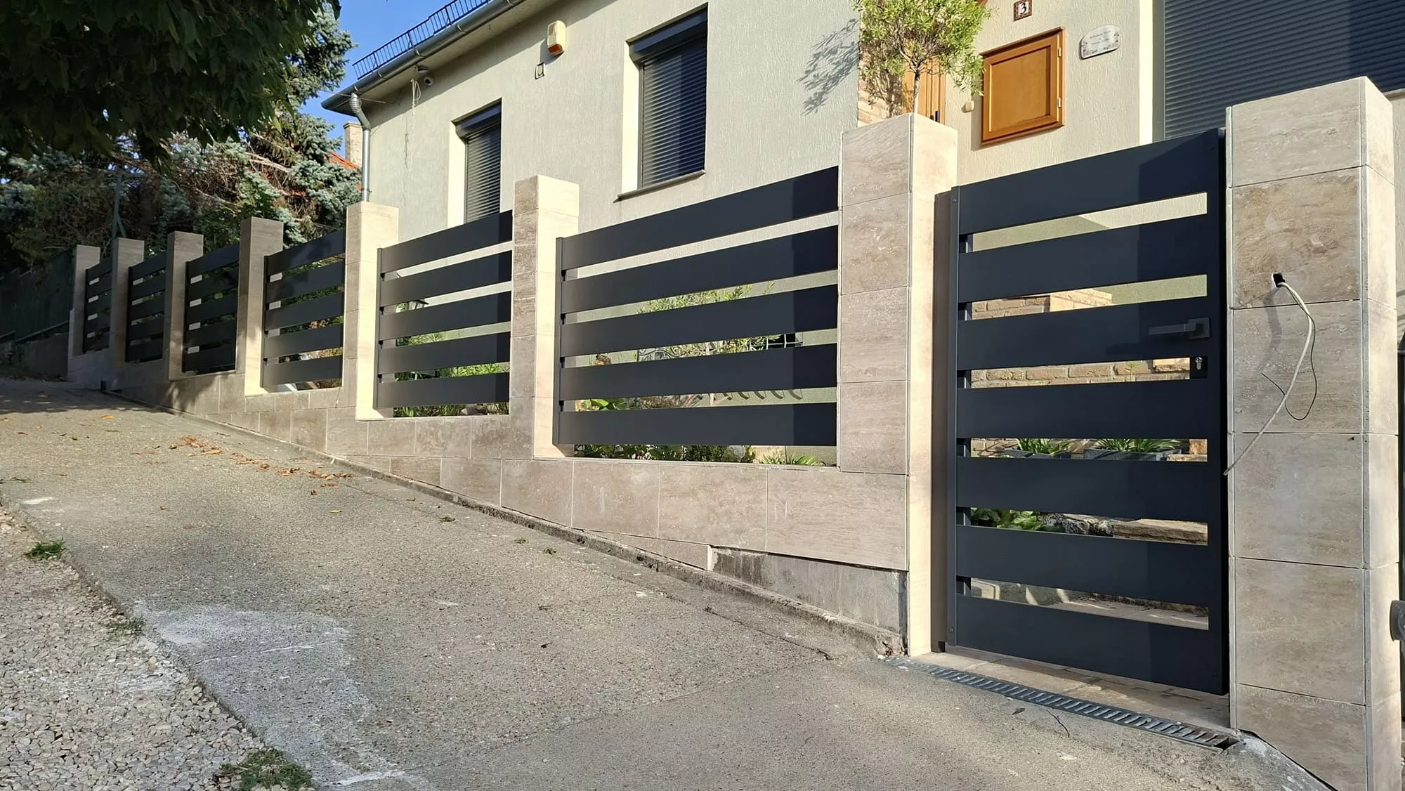 Széles léces alumínium kerítés antracit