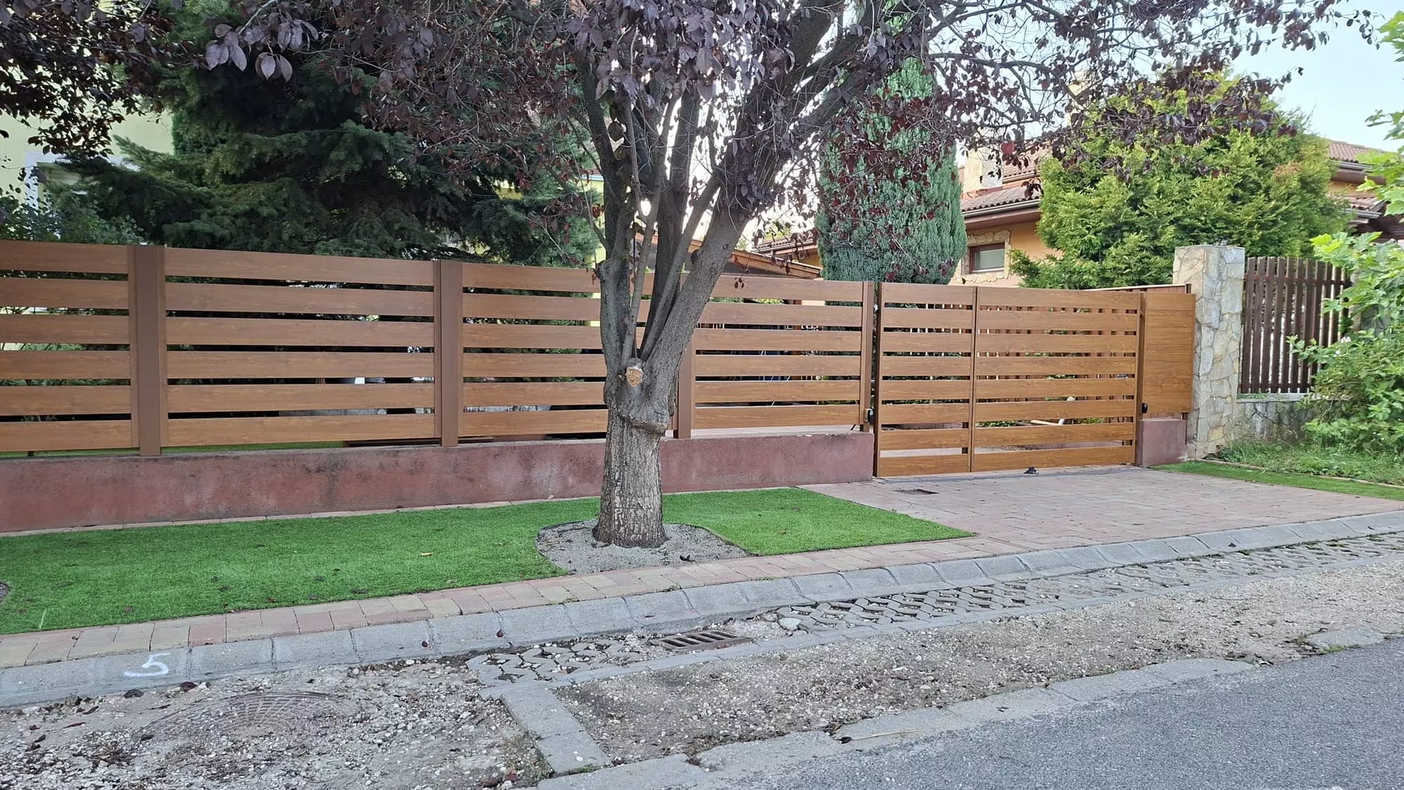 Széles léces alumínium kerítés elemek aranytölgy faminta