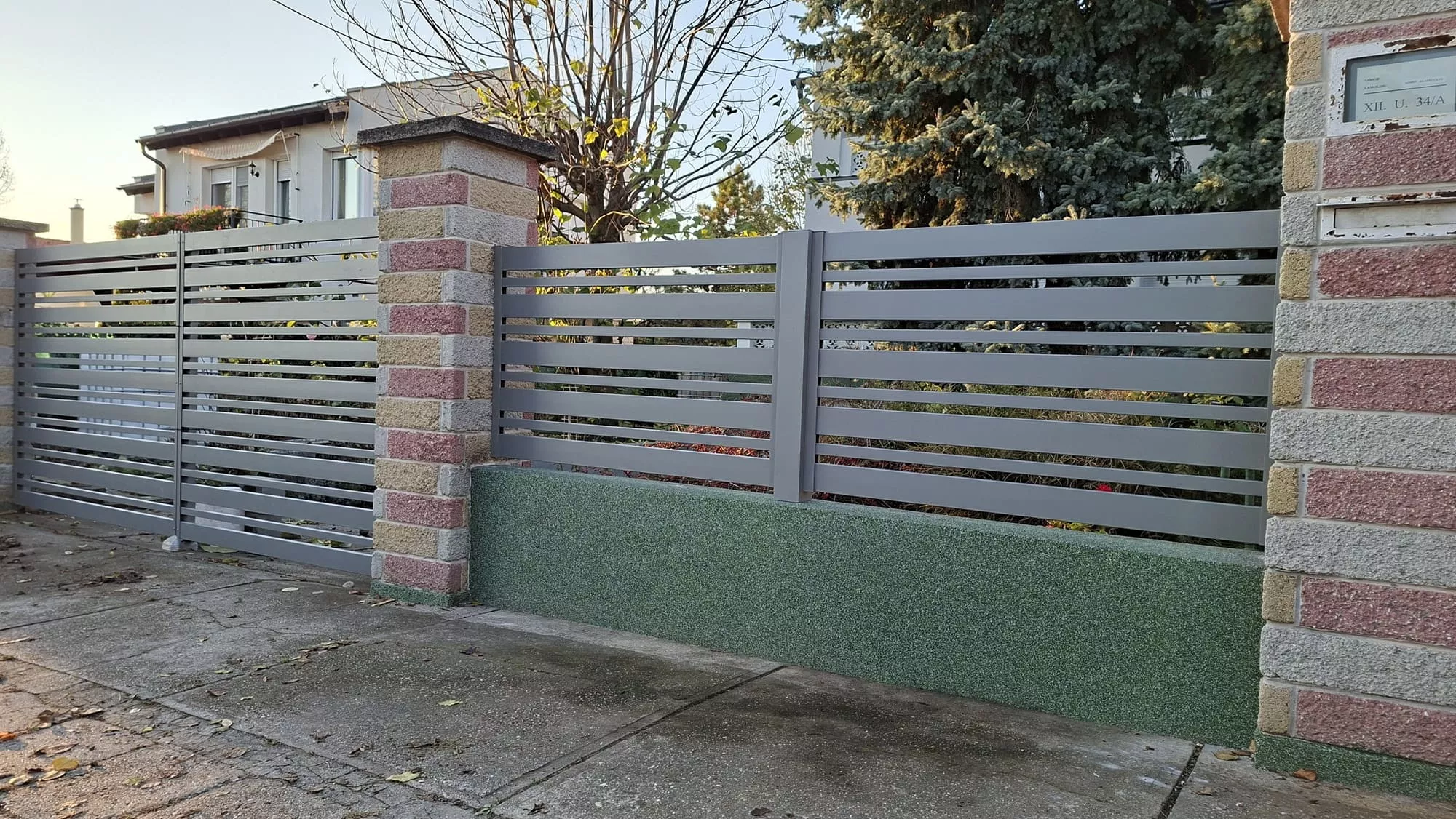 Változó szélességű szürke alumínium kerítéslécek