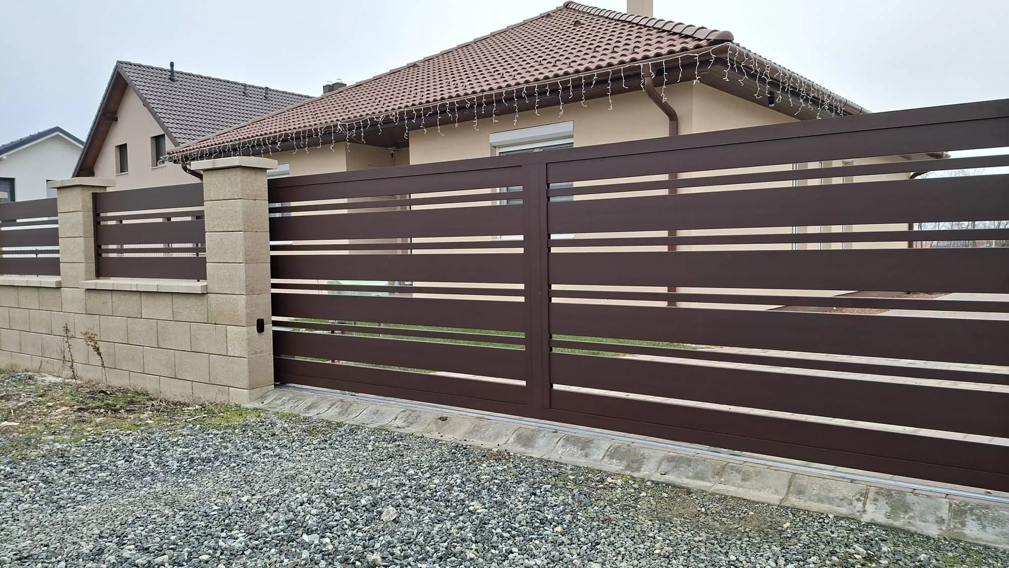 alumínium kerítés változó szélességű lécekkel modern kerítés ötletek