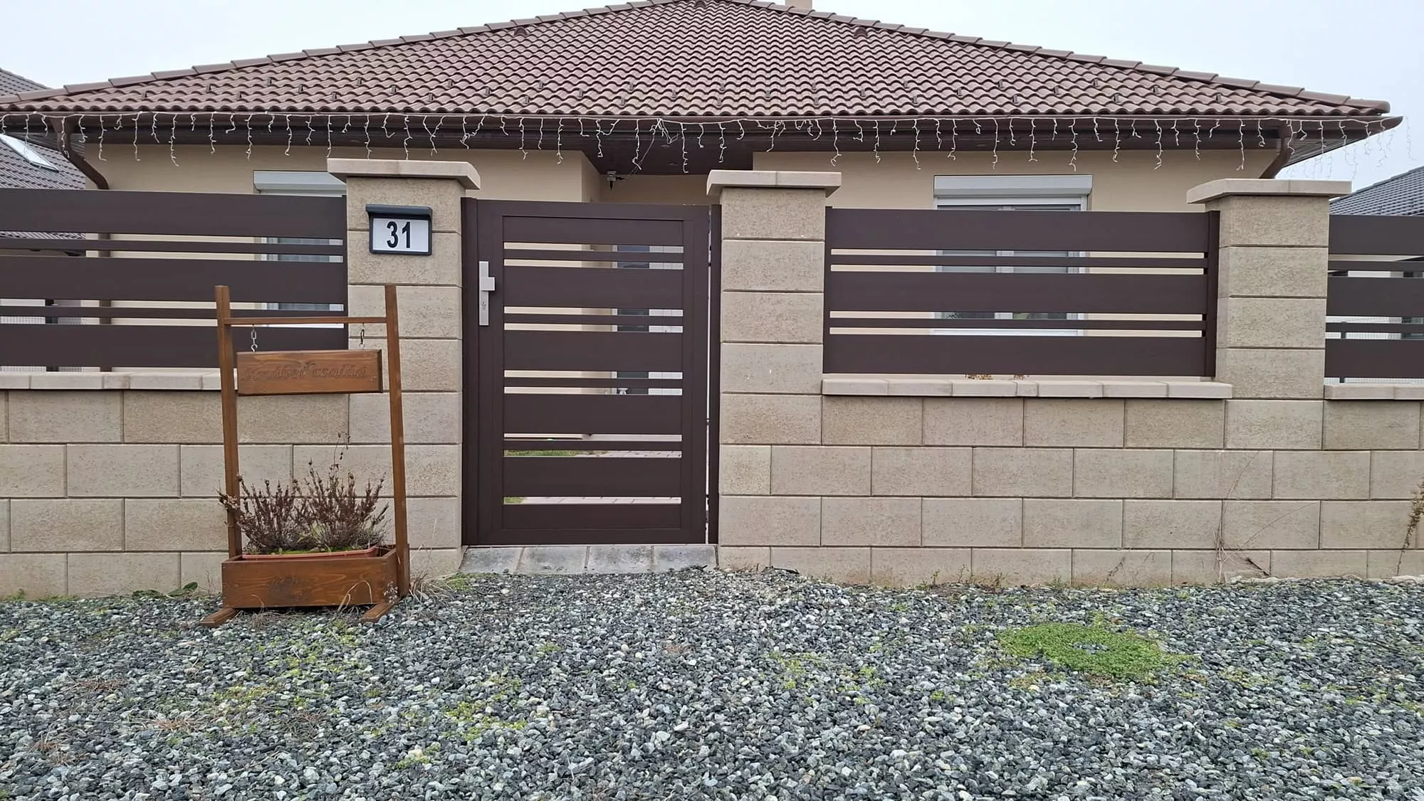 alumínium kerítésrendszer változó szélességű lécekkel