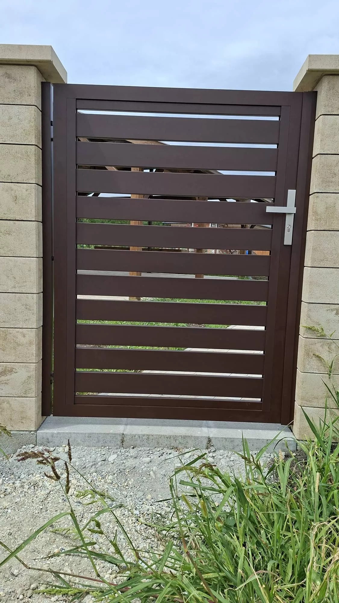 alumínium kiskapu csokibarna RAL8017 színben