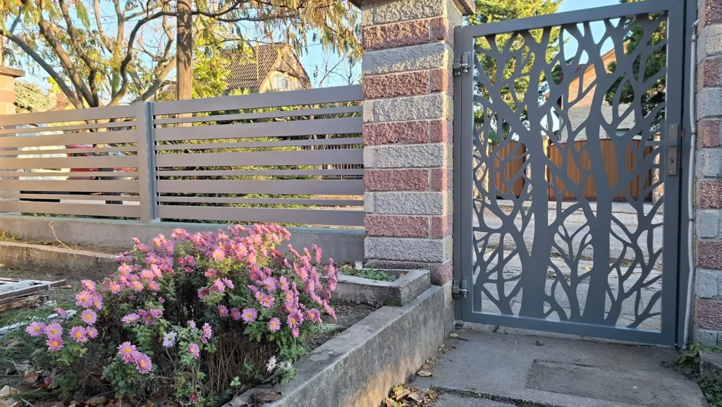 alumínium lézervágott kerítés szürke színben, kerítés elemek, lézervágott panel