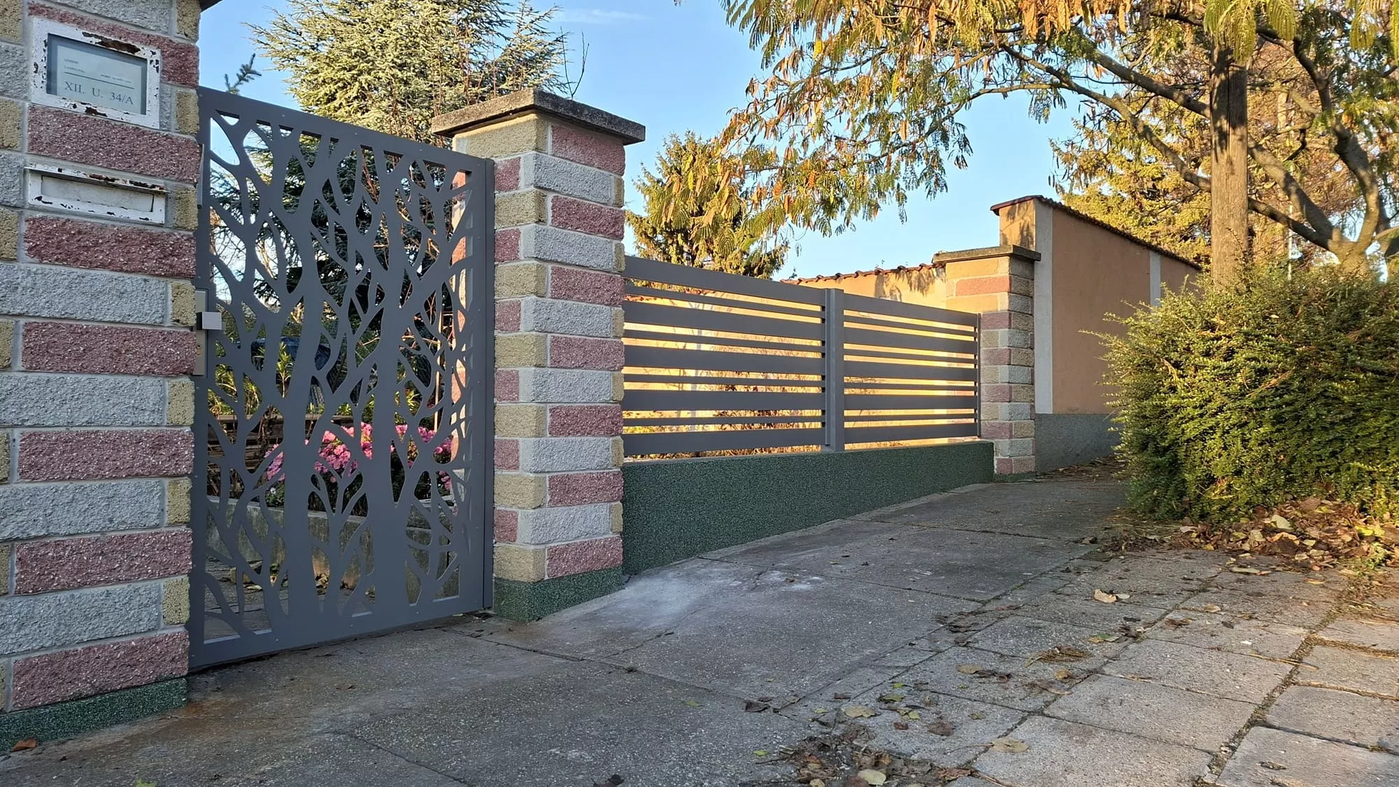 alumínium lézervágott kiskapu alu lécekkel