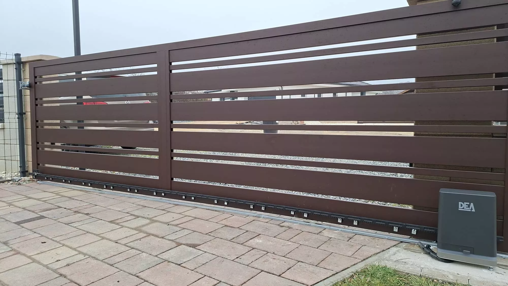 alumínium tolókapu változó szélességű lécekkel