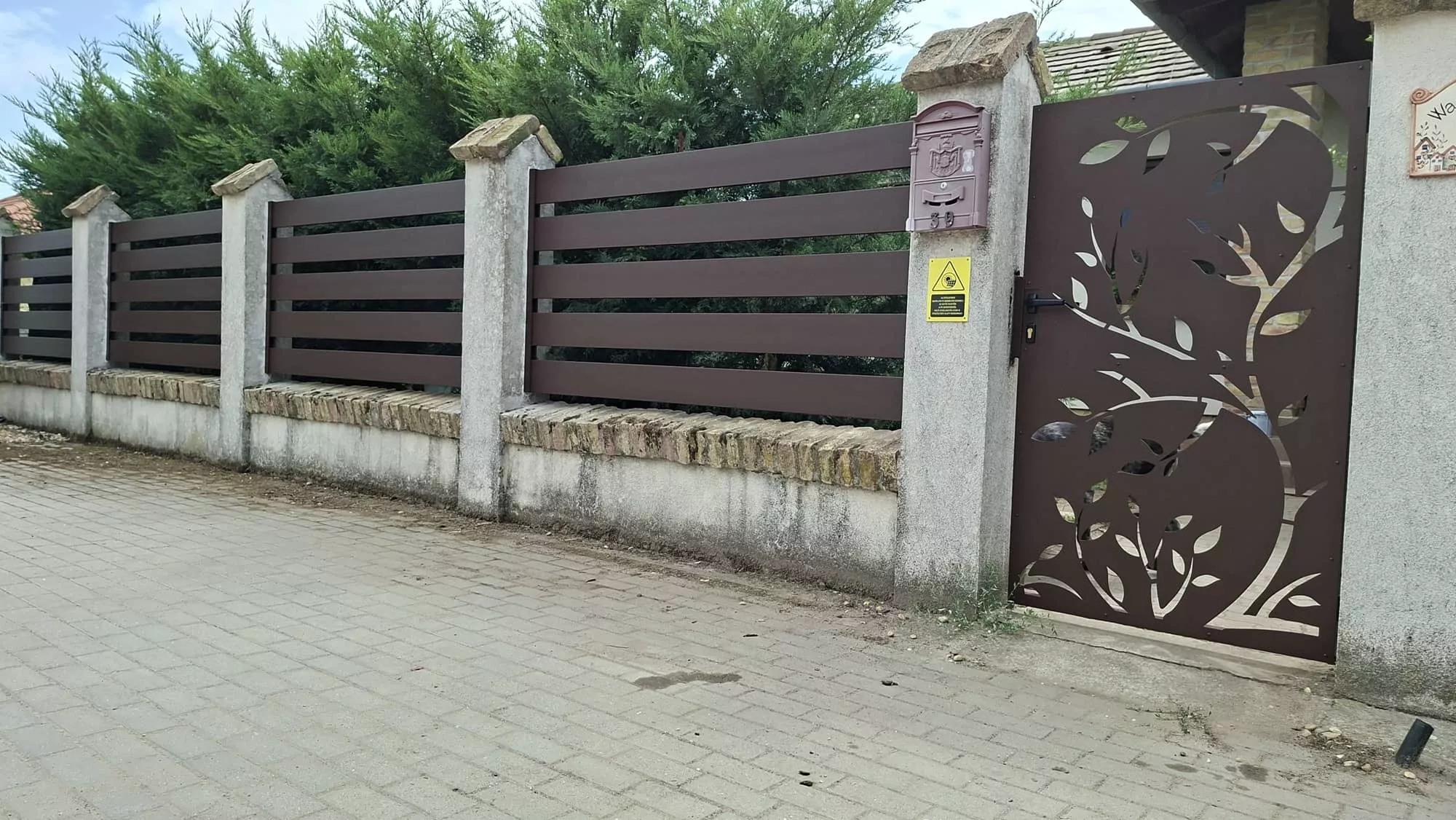 csokibarna lécek lézervágott kiskapu panellel