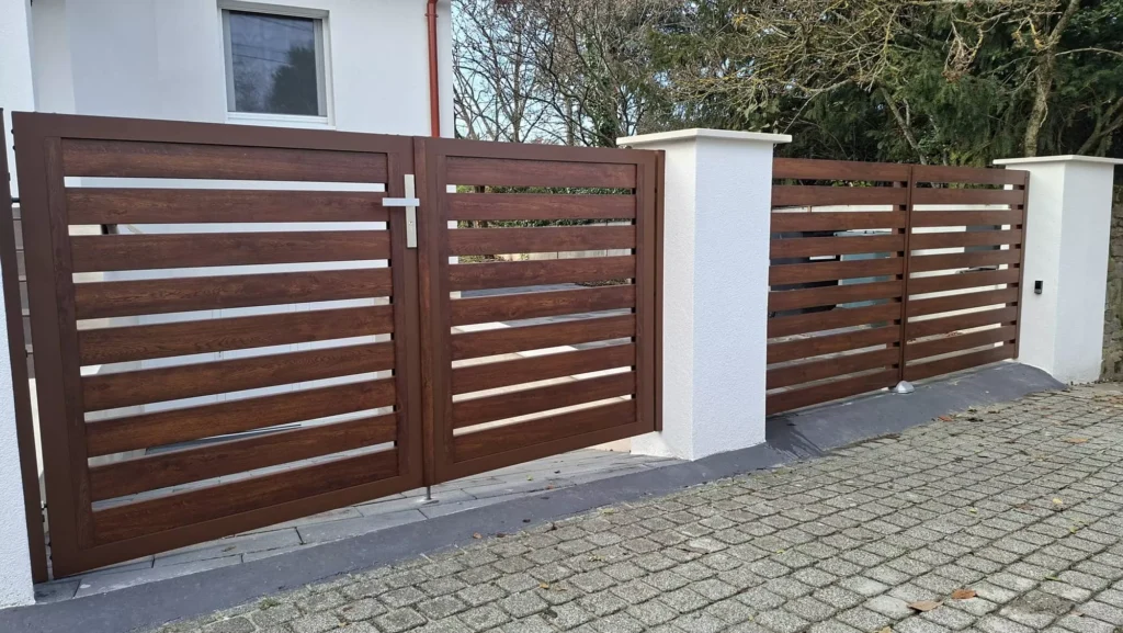 Fa hatású alumínium kerítésléc tölgy színben