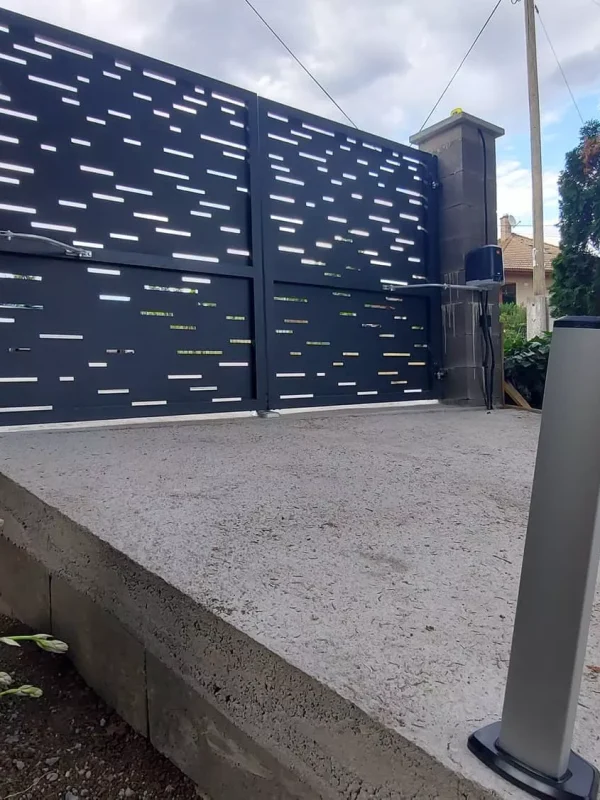 Alu kerítés - Absztrakt mintás lézervágott nagykapu