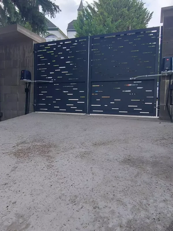 Absztrakt mintás lézervágott nagykapu