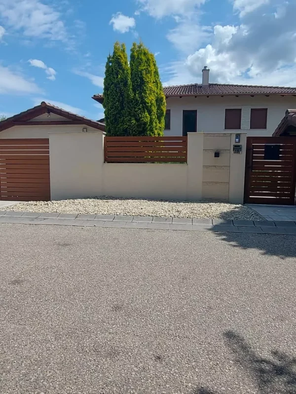 Aranytölgy fa hatású alumínium tolókapu