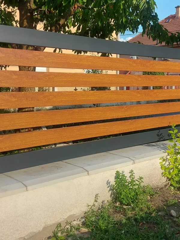 Fa hatású alumínium kerítéslécek aranytölgy színben