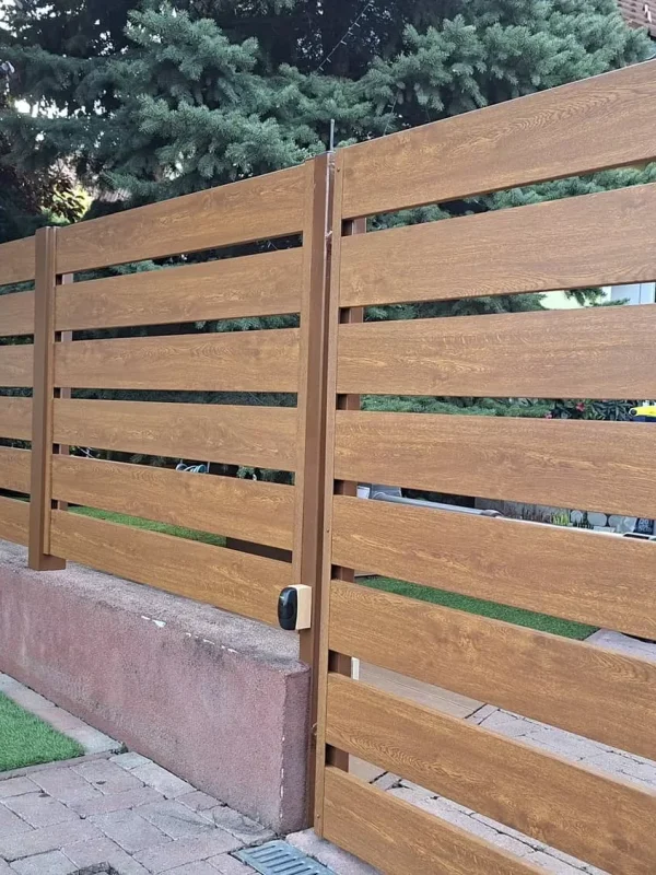 Fa hatású alumínium kerítéslécek széles aranytölgy lécek