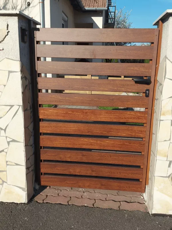 Famintás alumínium kerítéslécek tölgy színben