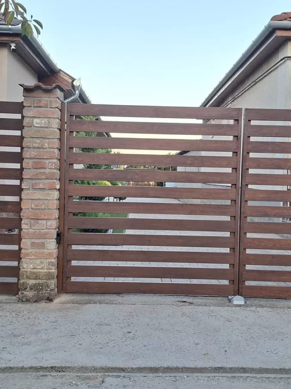 Modern megjelenésű famintás tölgy alumínium kerítéslécek és lézervágott kerítés panel