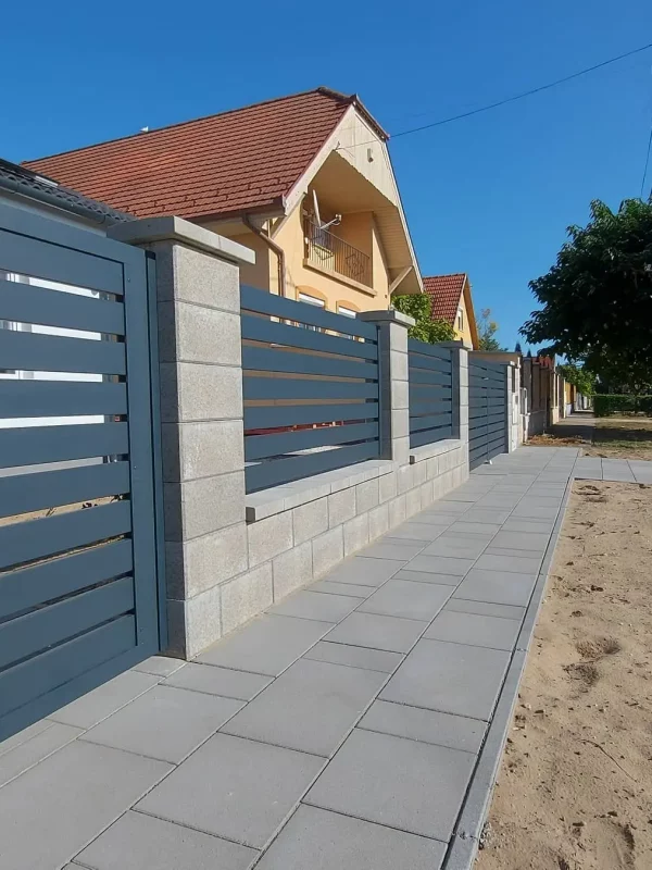 Gondozásmentes kerítés, korker kerítés aluminium kerítés RAL7016 antracitszürke színben, alumínium kerítésléc