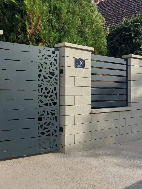 Gondozásmentes kerítés alumínium kerítés lézervágott panellel antracitszürke színben, lézervágott kerítés panel