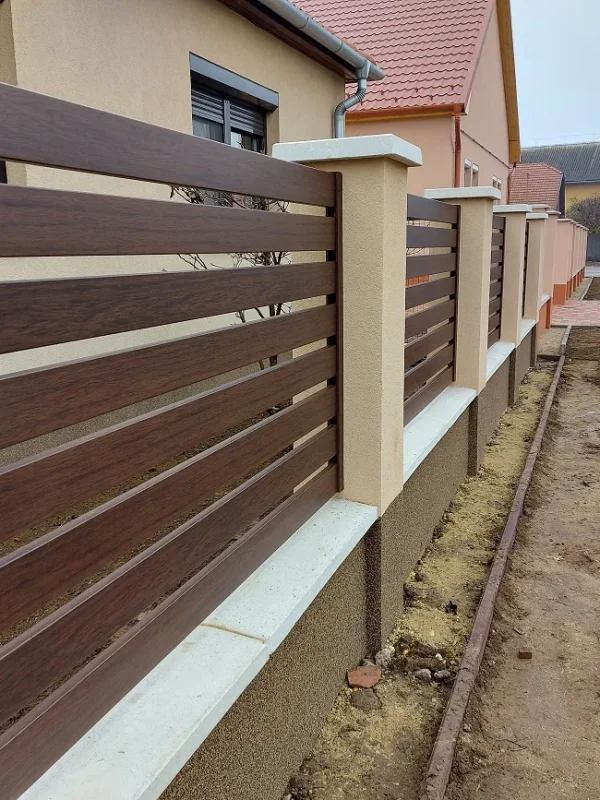 Gondozásmentes alumínium kerítés fa hatású alumínium kerítéslécek dió