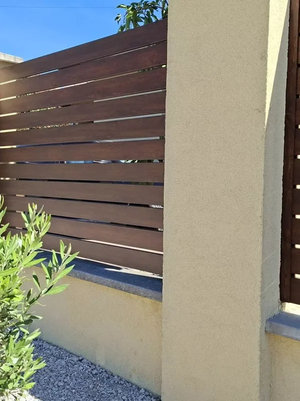 Kerítésfelújítás gondozásmentes alumínium kerítéslécek fa hatású tölgy