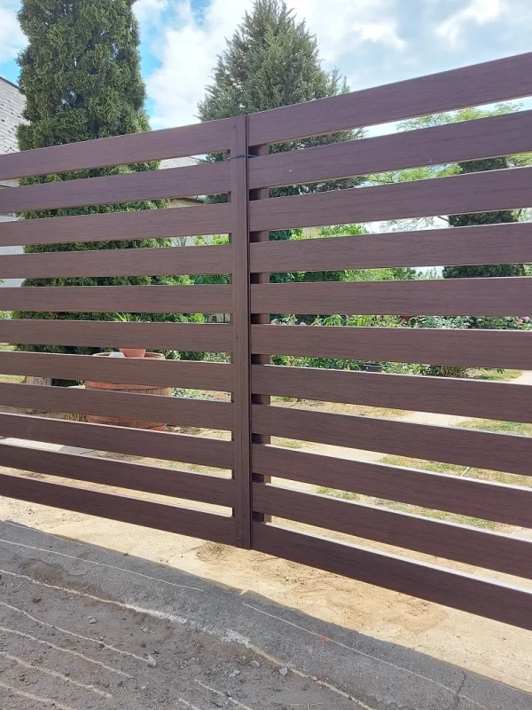 Gondozásmentes alumínium kerítésléces nagykapu dió színben