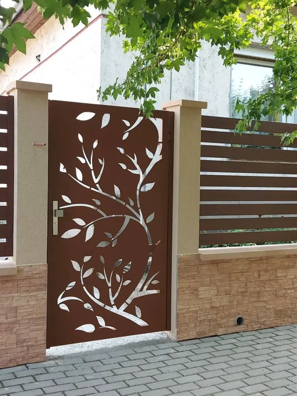 gondozásmentes alu kiskapu lézervágott panellel