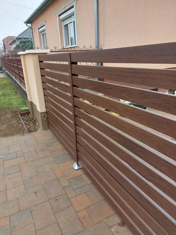 korker kerítés, gondozásmentes kerítés, alumínium kerítés, fa hatású alumínium kerítésléc dió