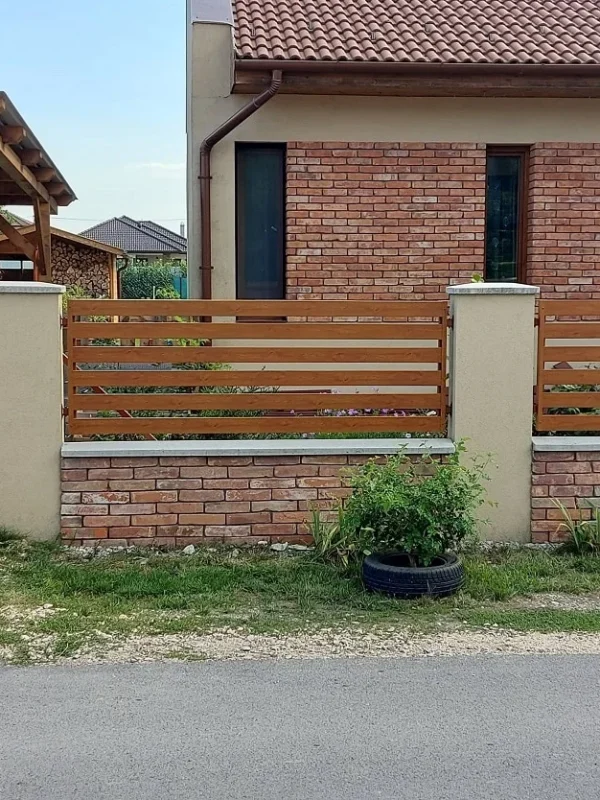 Gondozásmentes kerítés fa hatású alumínium kerítéslécekkel