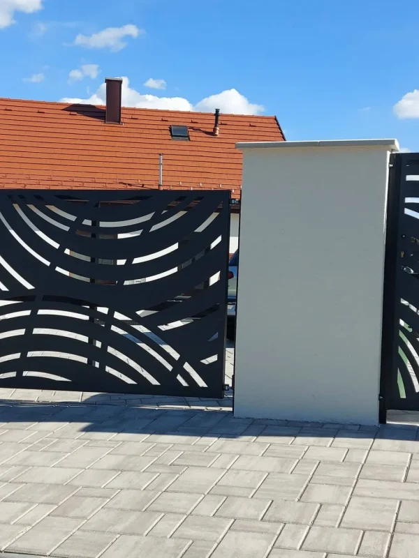 Gondozásmentes kerítés, lézervágott kerítés, acél lézervágott panel geometrikus mintával