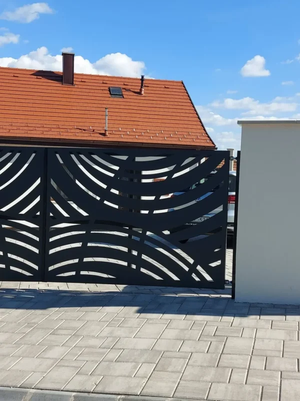 Gondozásmentes kerítés, lézervágott kerítés, acél lézervágott panel geometrikus mintával