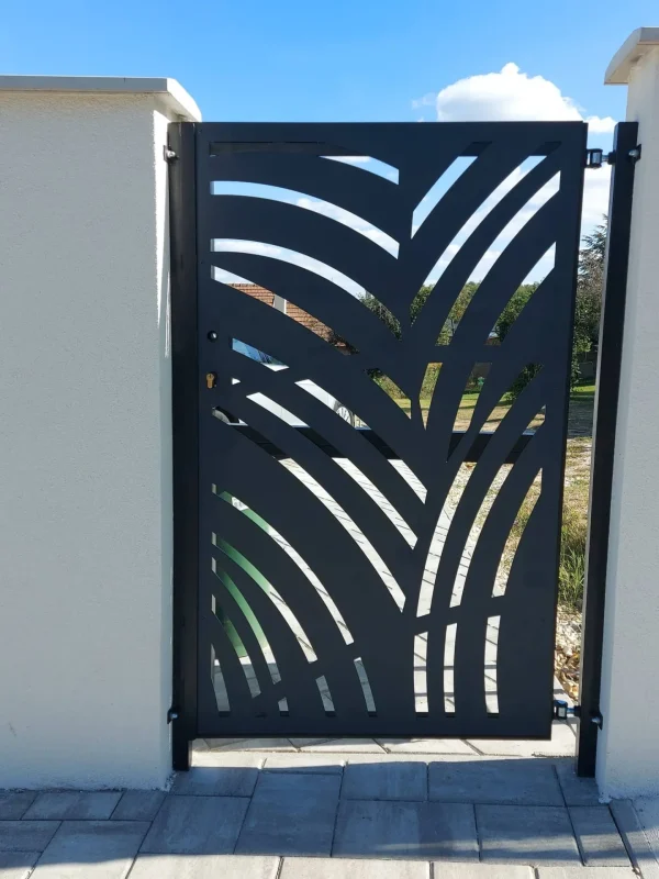 Gondozásmentes kerítés, lézervágott kerítés, acél lézervágott panel geometrikus mintával