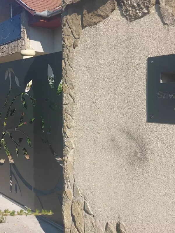 Lézervágott alumínium postaláda és tolókapu