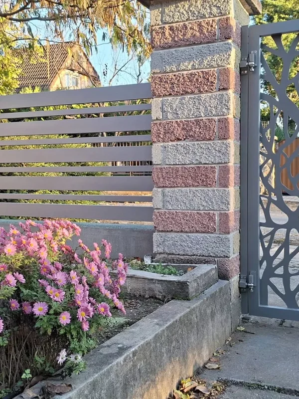 Lézervágott kiskapu alumínium kerítés lécekkel