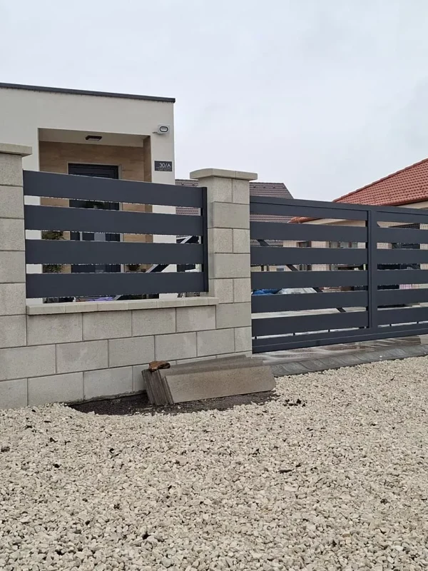 Modern alumínium kerítés széles antracitszürke lécekkel