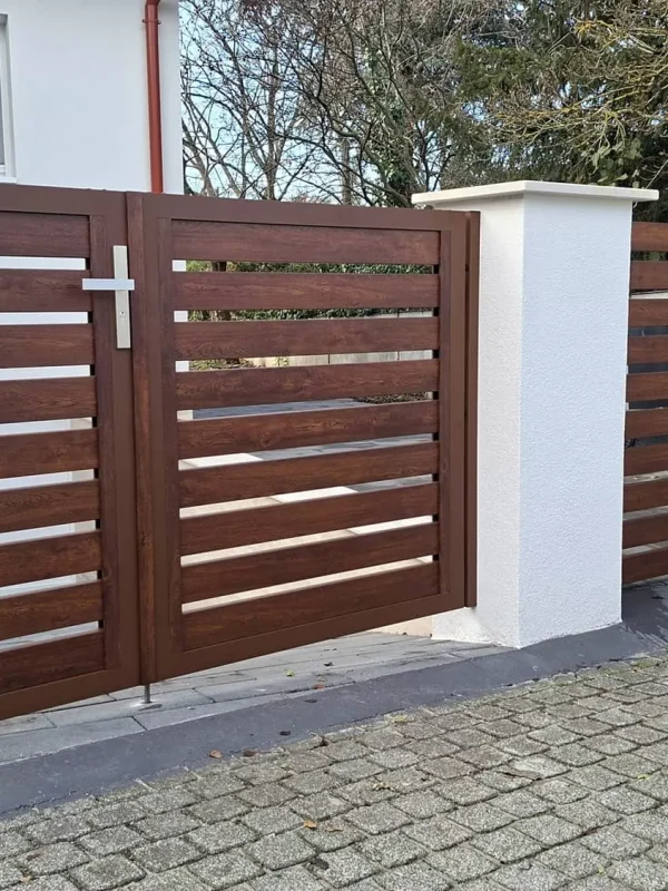 Modern megjelenésű tölgy színű alumínium kerítés