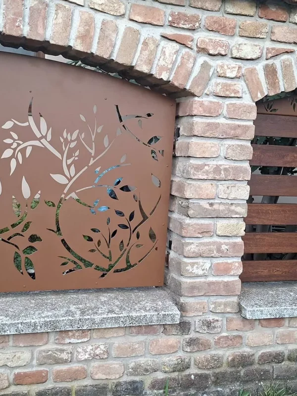 Organikus mintás lézervágott kerítés mező fa hatású tölgy színű alumínium kerítés lécekkel