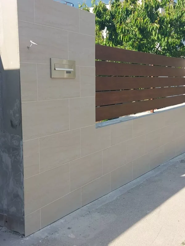 Széles alumínium kerítéslécek famintás tölgy