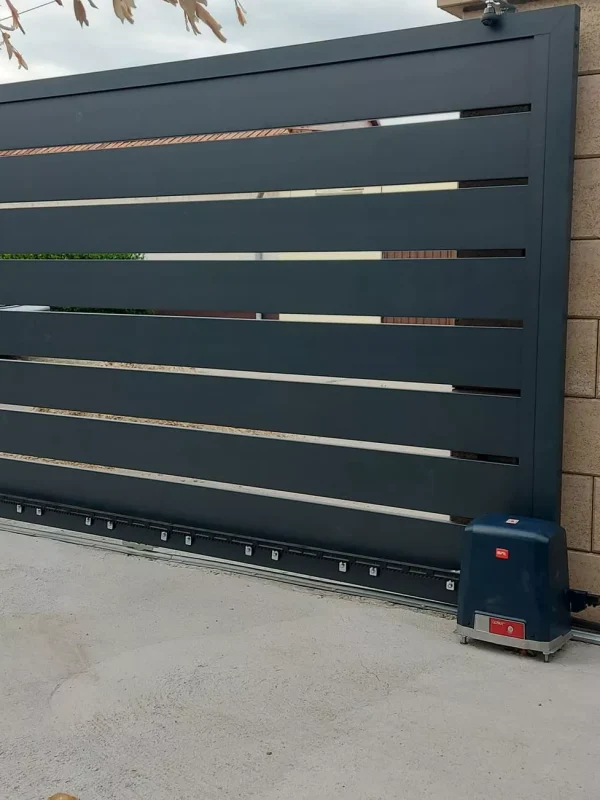 Széles alumínium kerítésléces tolókapu antracit színben